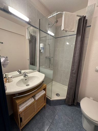 Bathroom 3, Brit Hotel Saumur, Maine-et-Loire