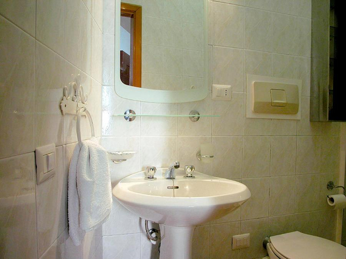 Bathroom 3, Affittacamere Rollando, La Spezia