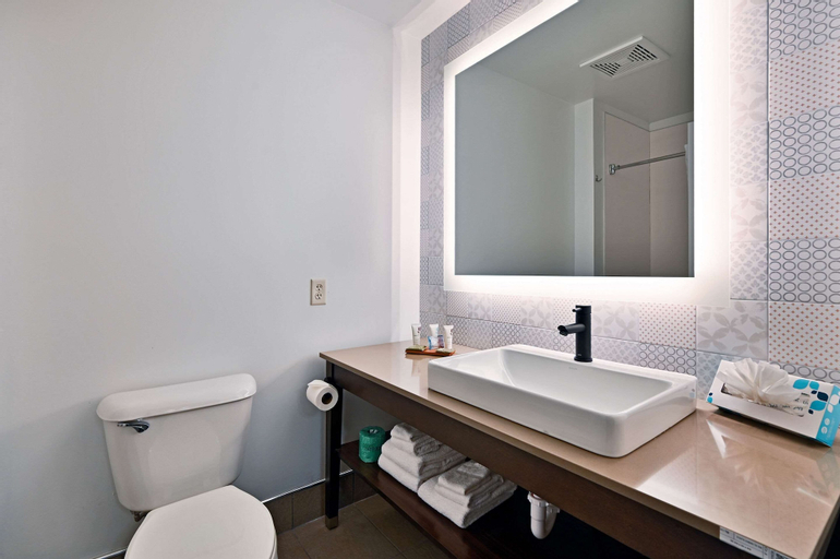 Bedroom 5, Country Inn & Suites by Radisson, Bloomington-Normal Airport, IL, McLean