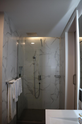 Bathroom 4, The Curve by the Park Apartment, Langata