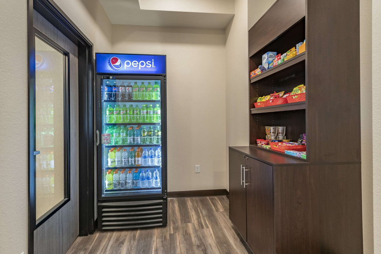 Food & Drinks 5, Sleep Inn & Suites Milwaukee/Franklin, Milwaukee