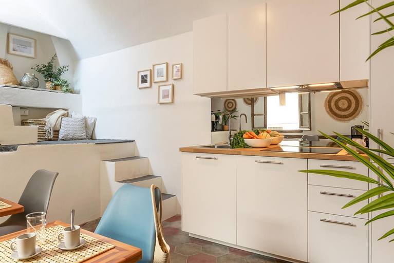 Food & Drinks 2, Ensemble rooms di Vayadu, Savona