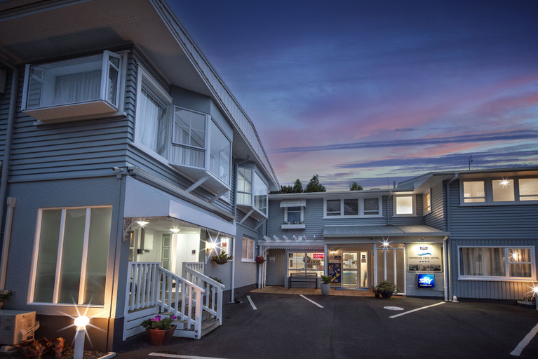 Exterior & Views