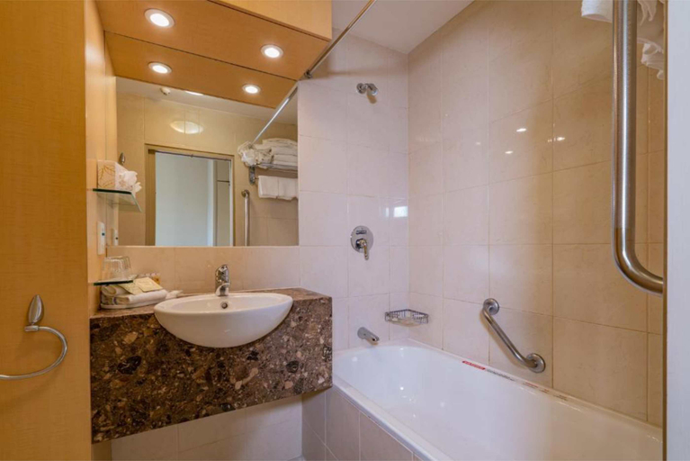 Bathroom 4, Kingsgate Hotel Dunedin, Dunedin
