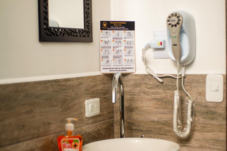 Bathroom 2, Toucan Platinum Suites Aparthotel, San Miguel de los Bancos