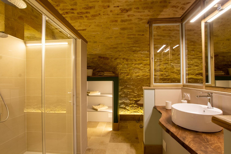 Bathroom 2, Le Clos de la Tour, Dordogne