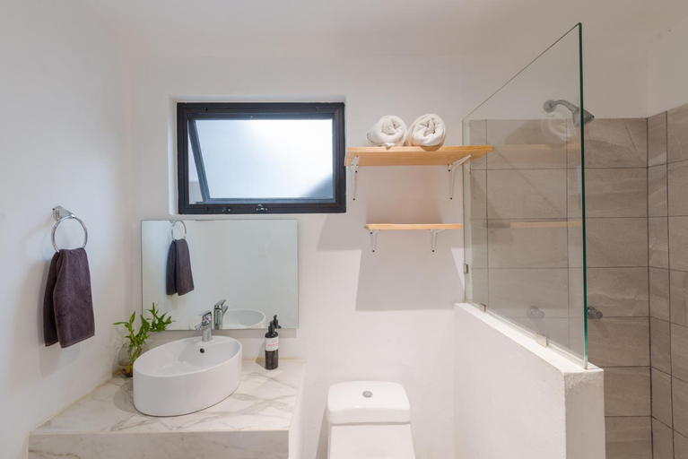 Bathroom 2, Stay Tropical, Benito Juárez