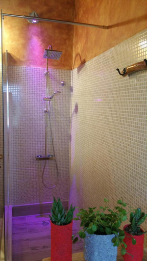 Bathroom 2, Orange Ville, Carbonia-Iglesias