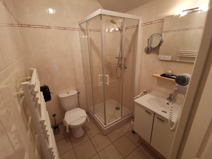 Bathroom 3, Auberge Saint-Jean, Aisne