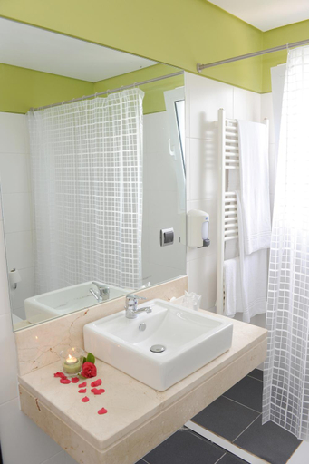 Bathroom 2, Quinta Da Cova Do Milho, Santa Cruz