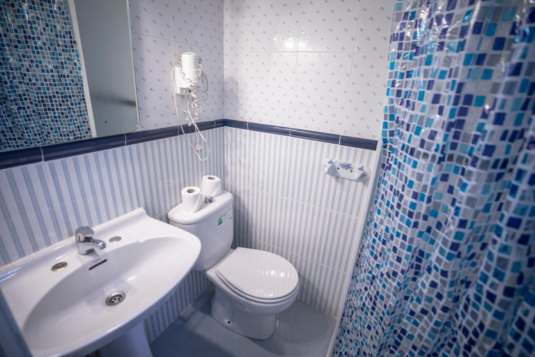 Bathroom 3, Pensión Los Perales, Madrid