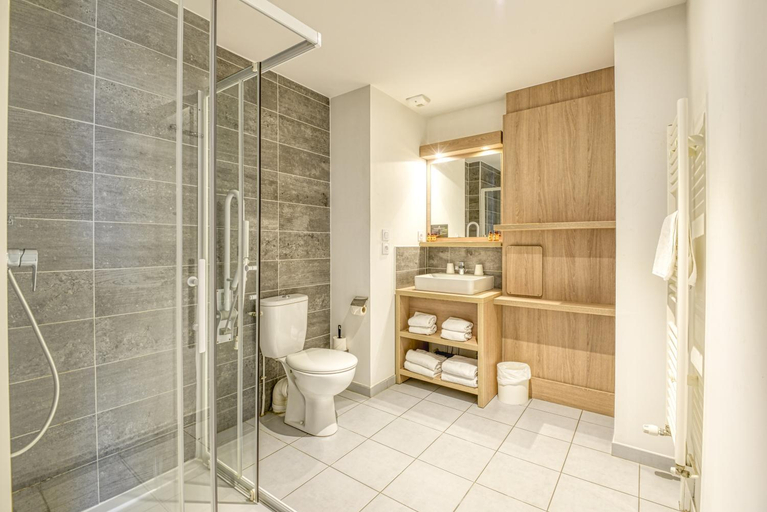 Bathroom, Aparthotel Adagio Access Saint-Nazaire, Loire-Atlantique