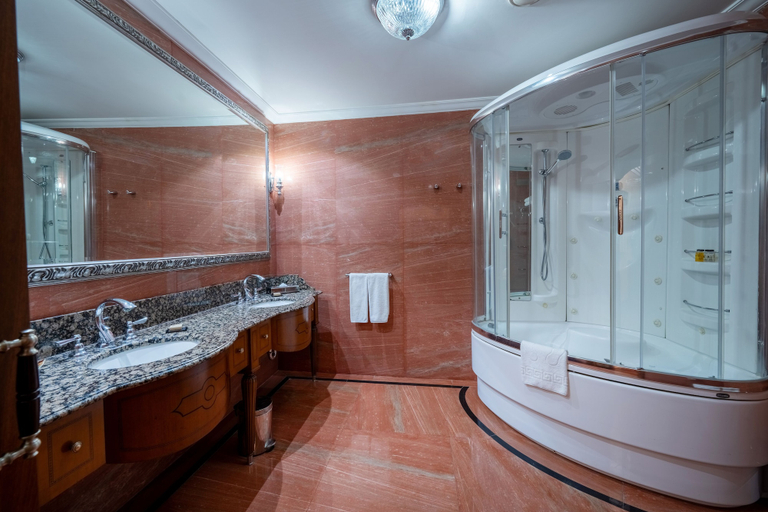 Bathroom 4, The Central Palace Taksim, Beyoğlu