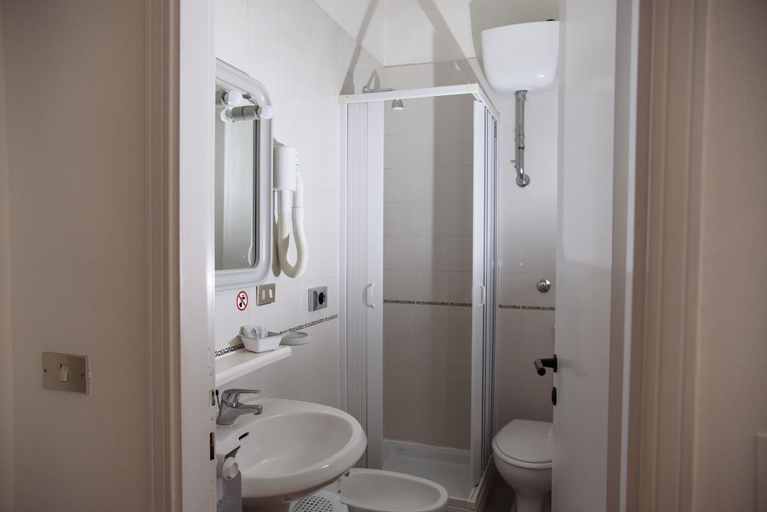 Bathroom 4, Hotel Calypso, Napoli