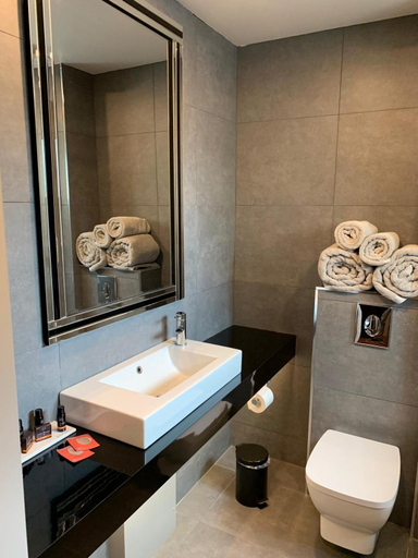 Bathroom 4, The Lansdowne Hotel, Belfast