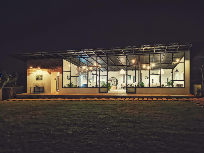 Exterior 3