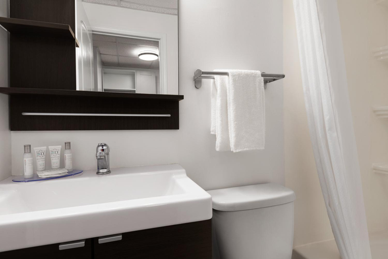 Bathroom 4, Howard Johnson by Wyndham Grande Prairie, Division No. 19