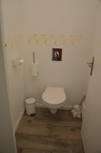 Bathroom 3, Les Tournesols, Bouches-du-Rhône