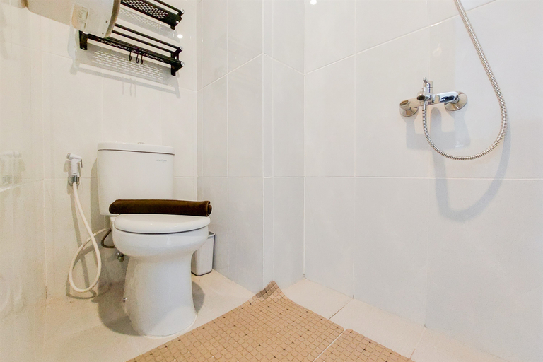 Bathroom 3, Restful and Comfortable Studio Serpong Garden Apartment By Travelio, Tangerang