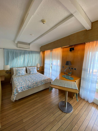 Others 2, VILLA RITA SEA FRONT VIEW SANREMO - Parcheggio gratuito in struttura, Imperia