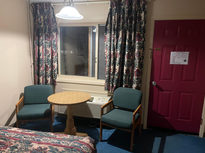 Others 5, Dollinger's Motor Inn, Orleans