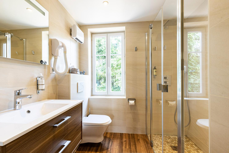 Bathroom 3, Hostellerie Bourguignonne, Saône-et-Loire