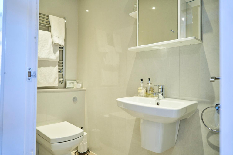 Bathroom 5, Quilt and Croissants, Warwickshire