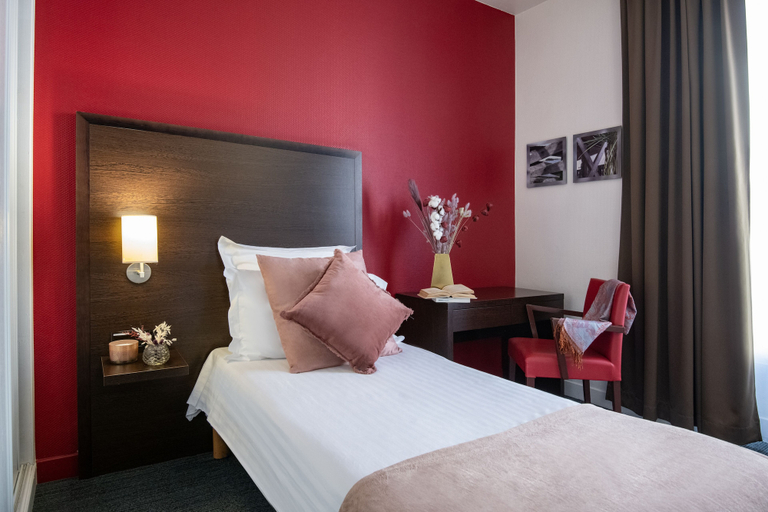 Bedroom 2, Hôtel Vendôme Menton, Alpes-Maritimes