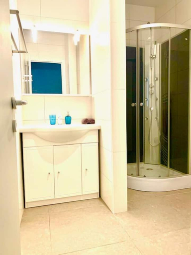 Bathroom 3, Cozy Apartment in Antwerpen Centraal, Antwerpen