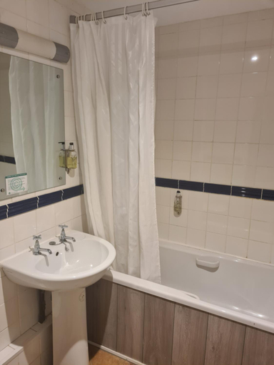 Bathroom 3, the Jersey Arms Hotel, Oxfordshire
