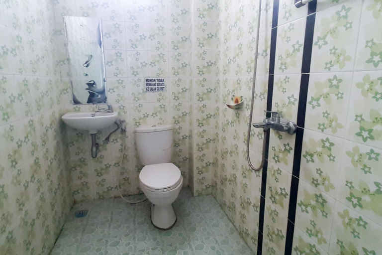 Bathroom 4, RedDoorz Syariah @ Penginapan Sederhana Palembang, Palembang