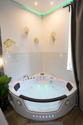 Hot tub