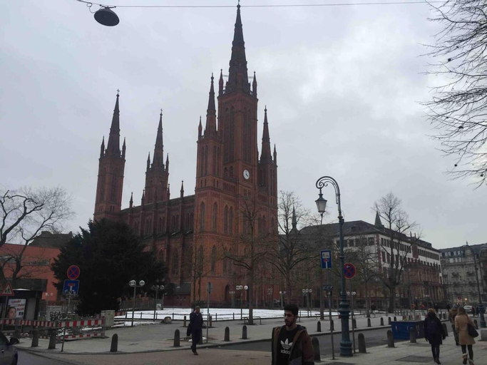Perfectly Downtown / Mitten im Geschehen, Wiesbaden