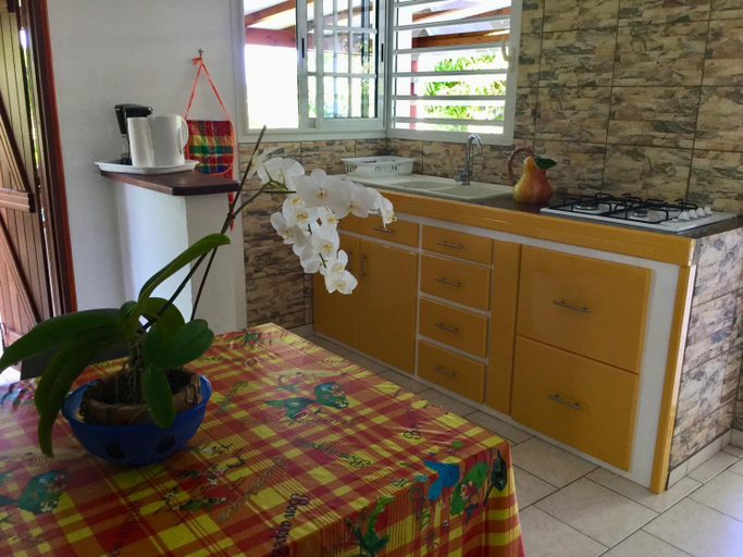 Kitchen, chez Jocelyne pres des sources chaudes, Bouillante