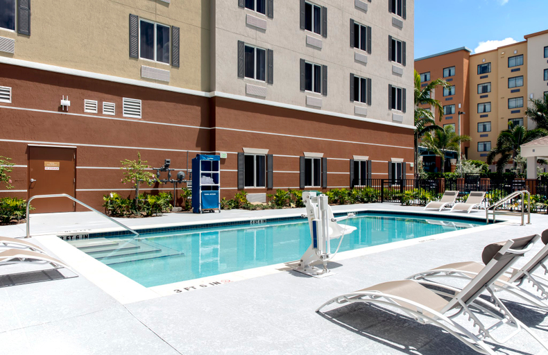 Sport & Beauty 4, Candlewood Suites MIAMI EXEC AIRPORT - KENDALL, Miami-Dade