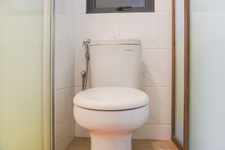 Bathroom 2, Serene and Modern 2BR Sky House BSD Apartment near AEON By Travelio, Tangerang Selatan