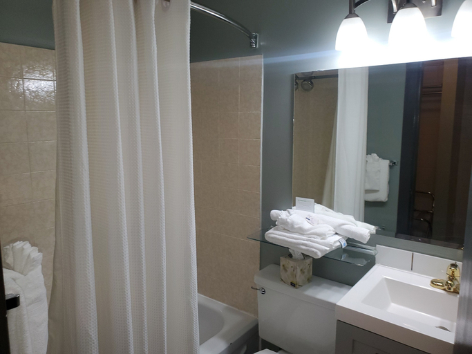 Bathroom 4, Super 8 by Wyndham Duncan, Cowichan Valley