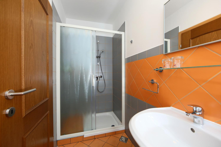 Bathroom 2, Sobe Grabar, Ptuj