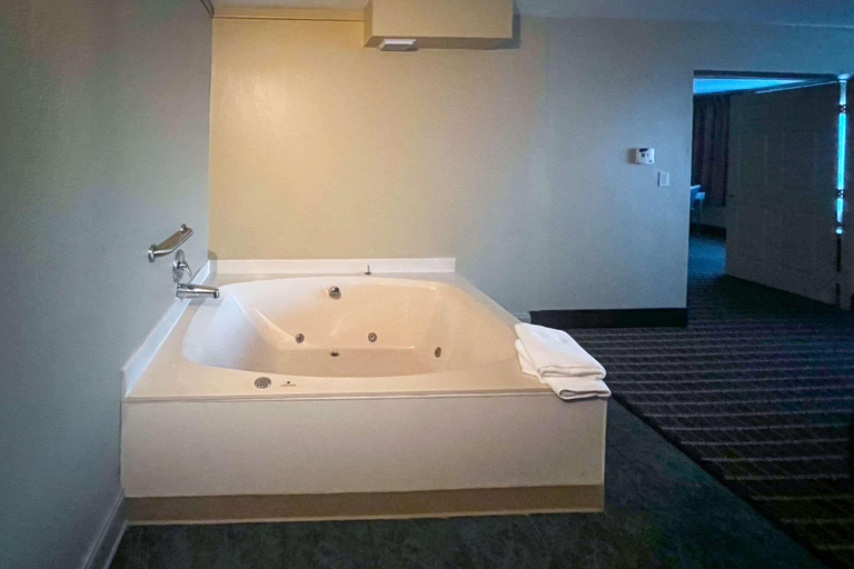 Bathroom 4, Days Inn & Suites By Wyndham Muskegon, Muskegon