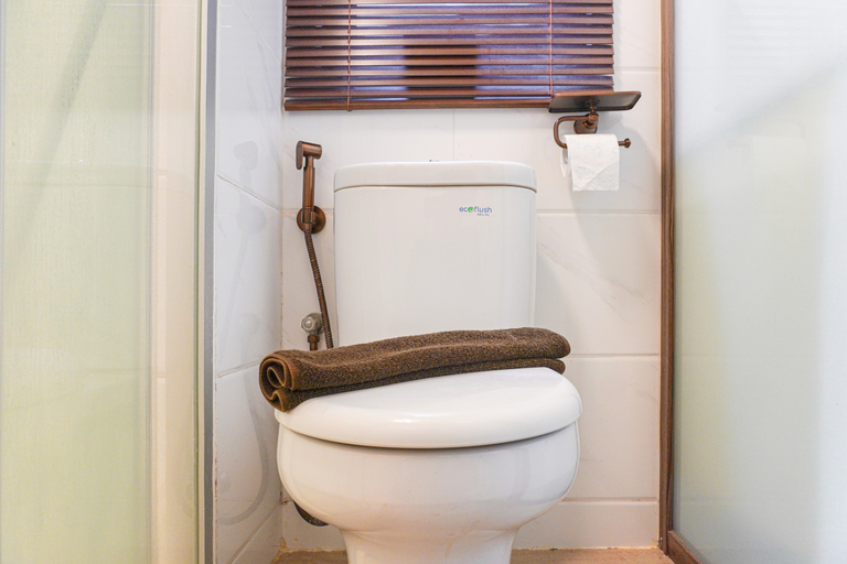 Bathroom 5, Spacious and Nice 1BR with Extra Room at Sky House BSD Apartment By Travelio, Tangerang Selatan