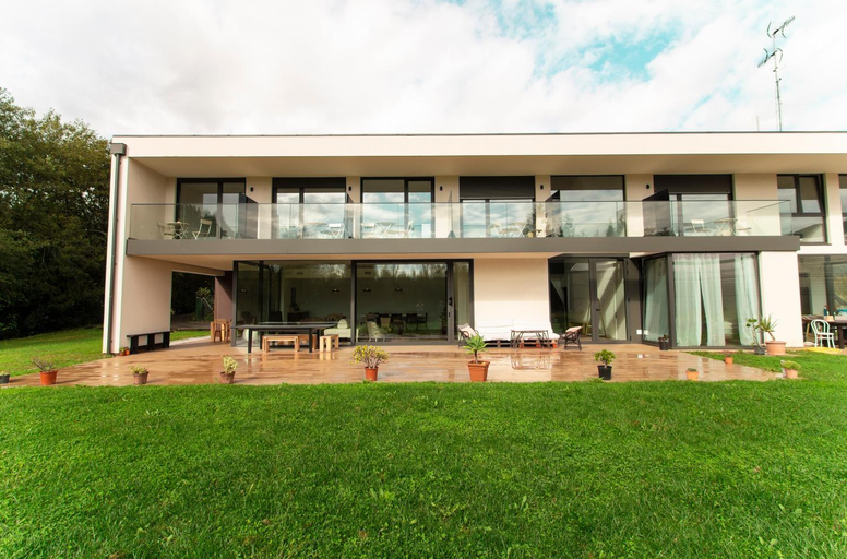 Exterior & Views