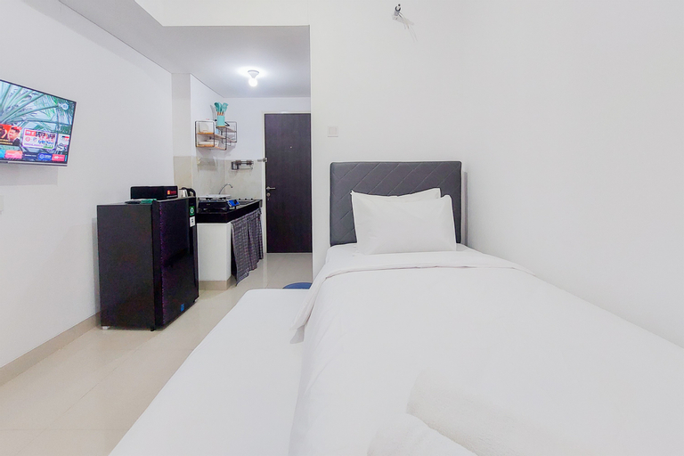 Bedroom 1, Restful and Comfortable Studio Serpong Garden Apartment By Travelio, Tangerang