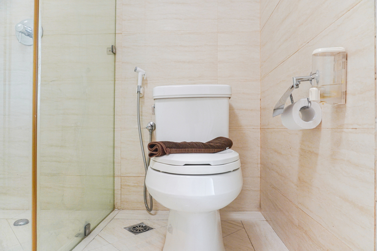 Bathroom 5, Scenic and Modern Look 1BR Ancol Mansion Apartment By Travelio, Jakarta Utara