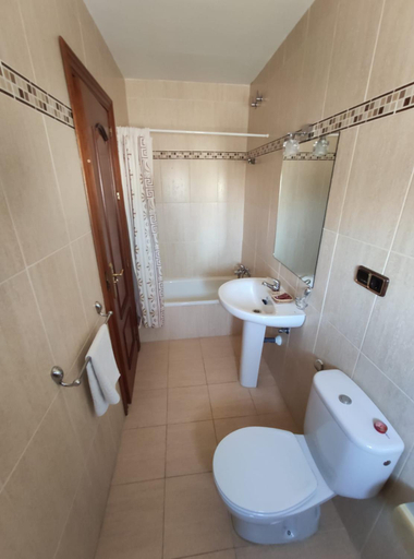 Bathroom 3, Hotel Lindaraja, Granada