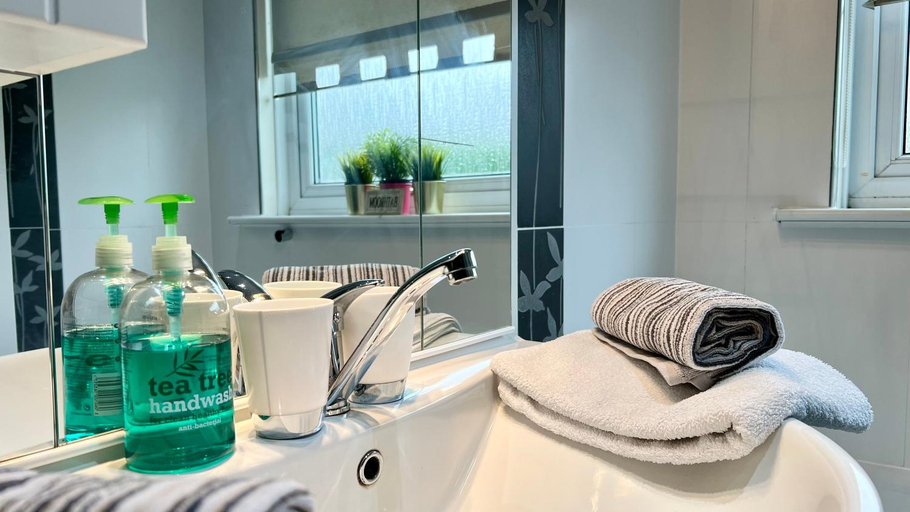 Bathroom 1, Old Captain Guest House, Highland