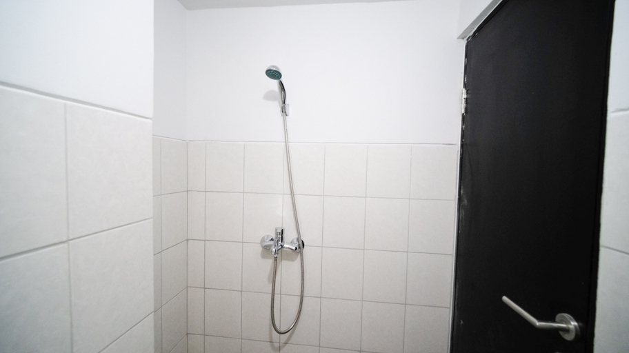 Bathroom 5, Compact and New 2BR Apartment at Suncity Residence By Travelio, Sidoarjo