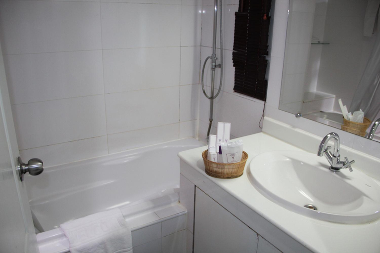 Bathroom 3, V Verve Service Apartment Hotel, Muang Chachoengsao