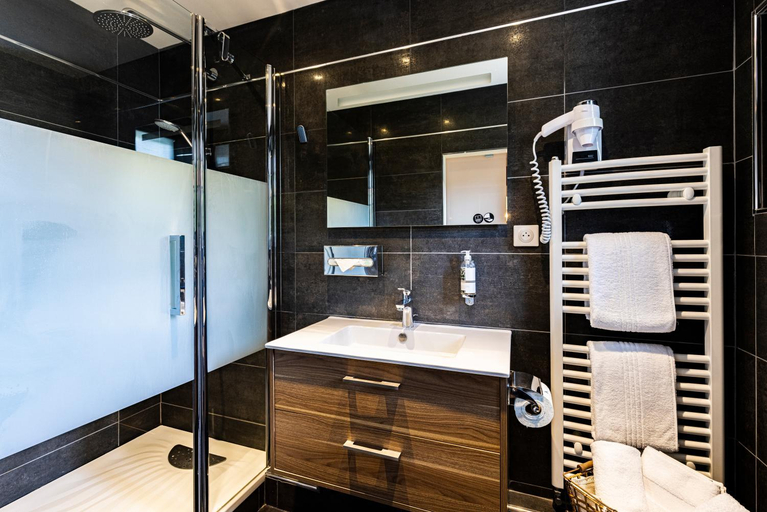 Bathroom 3, Hostellerie Bourguignonne, Saône-et-Loire