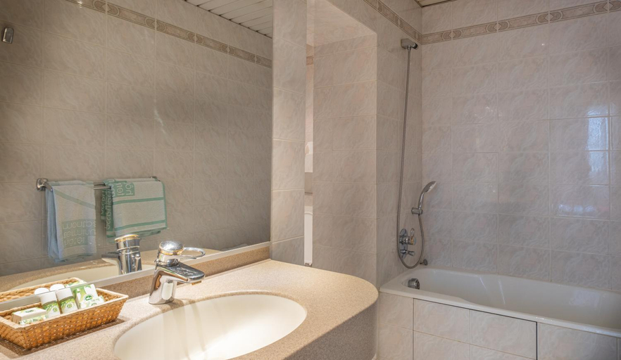 Bathroom 4, Hôtel Terminus Montparnasse, Paris