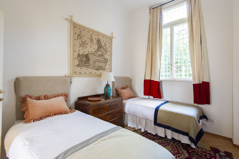Room 5, Popolo Square Luxury Two Bedroom Apartment, Roma
